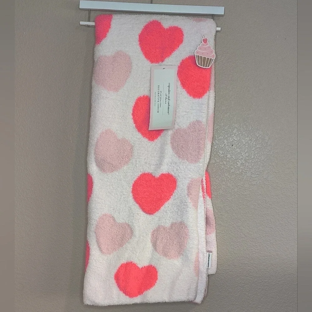 Cupcakes and Cashmere Viral TIKTOK Pink Heart Valentine Throw‎ Blanket NWT